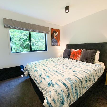 Modern 2-Bedroom Apartment 7-Mins Walk To Queenstown Exterior foto