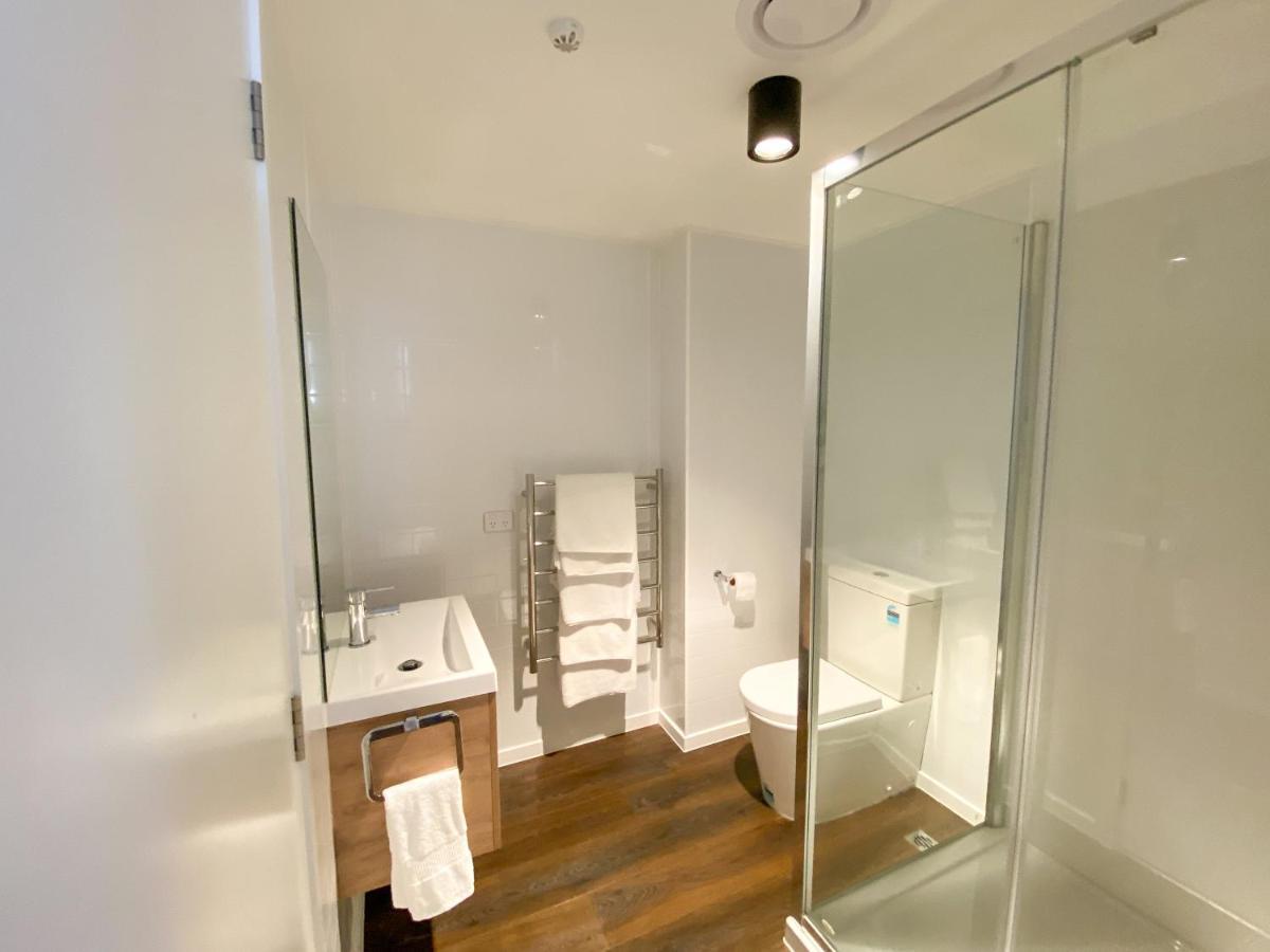 Modern 2-Bedroom Apartment 7-Mins Walk To Queenstown Exterior foto