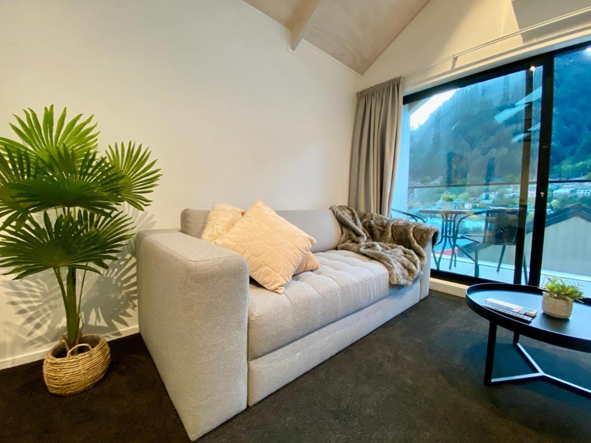 Modern 2-Bedroom Apartment 7-Mins Walk To Queenstown Exterior foto